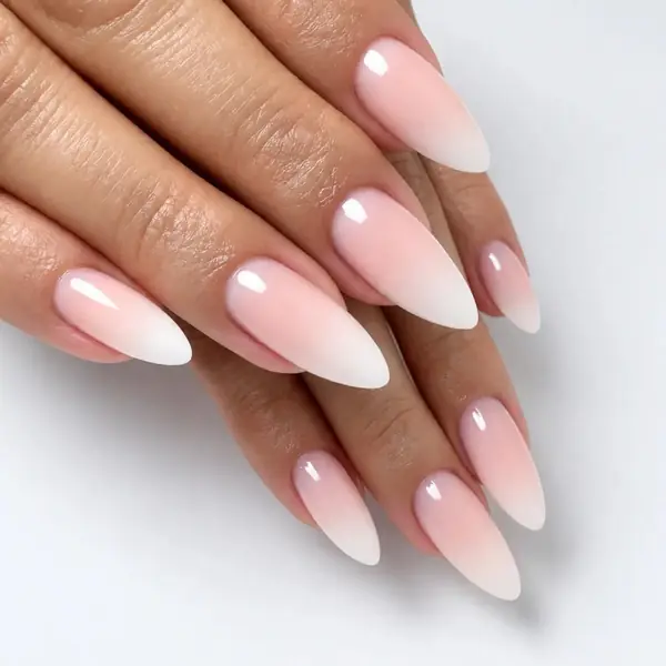 Uñas almendradas en baby boomer