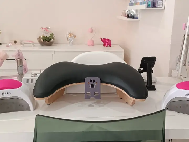 Mesa de manicura con lámparas de secado