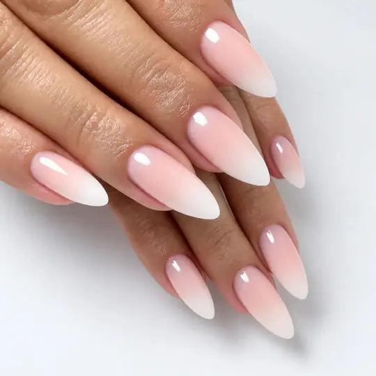 Uñas almendradas largas en baby boomer