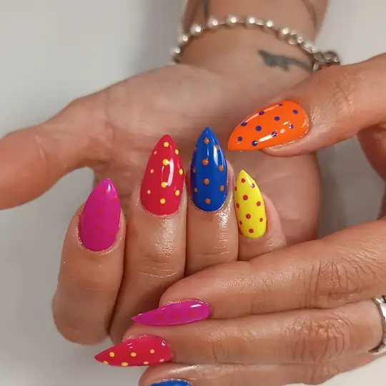 Uñas almendradas en colores vivos con lunares