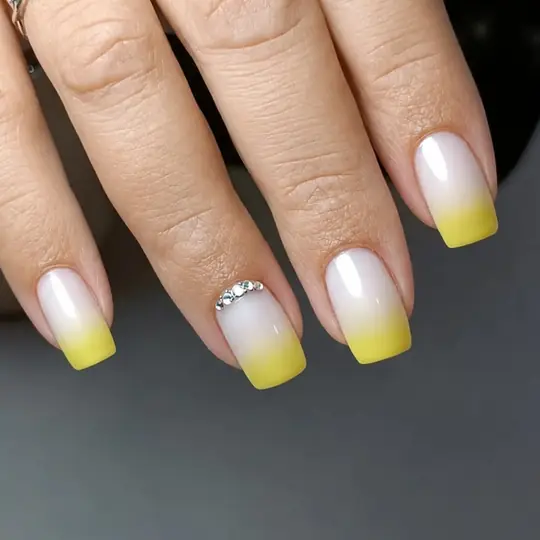 Degradado de blanco a amarillo con brillantes