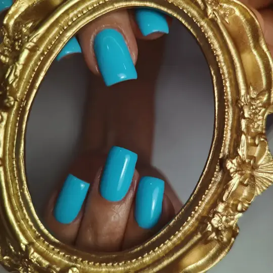 Uñas cuadradas en azul turquesa