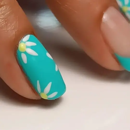 Diseño floral sobre fondo turquesa