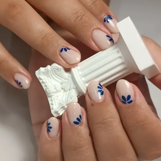 Uñas nude con flores azules