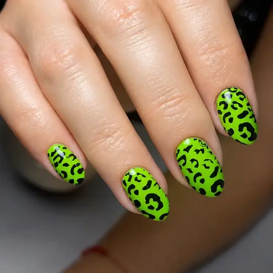 Uñas verde neón con estampado de leopardo