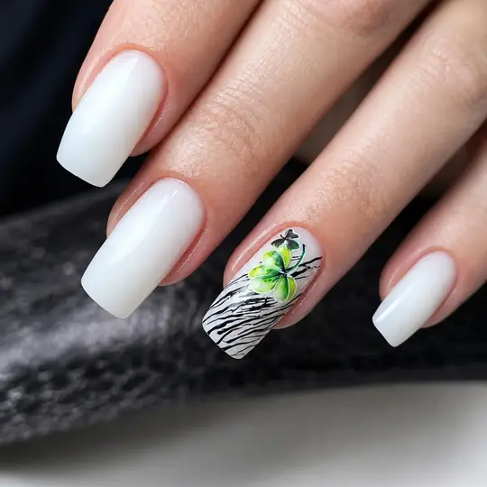 Uñas blancas con diseño de palmera