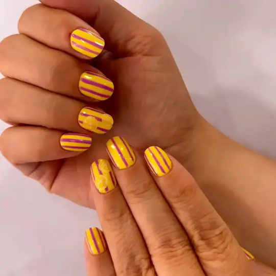 Uñas amarillas con rayas