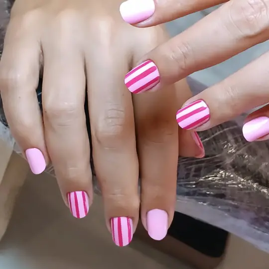 Uñas con rayas rosas y blancas